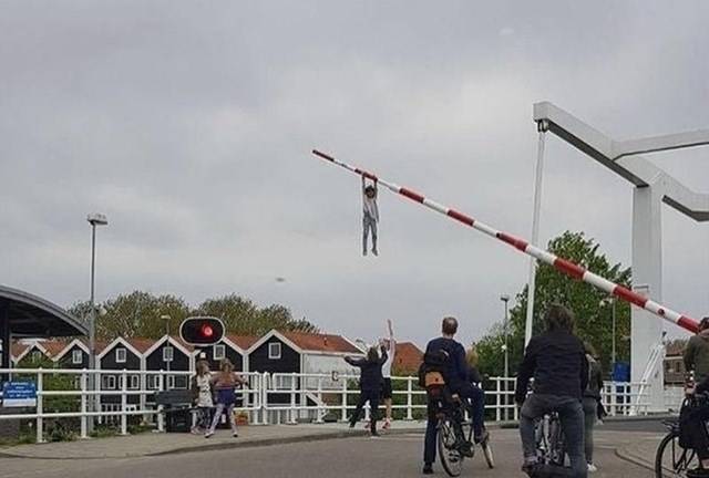 Amikor a szülők fél percre leveszik a szemüket a gyerekükről.