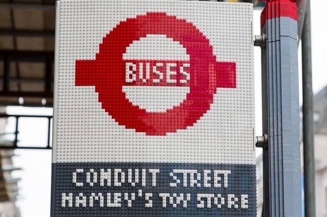 100 ezer LEGO-kockából épített buszmegálló, Londonban.