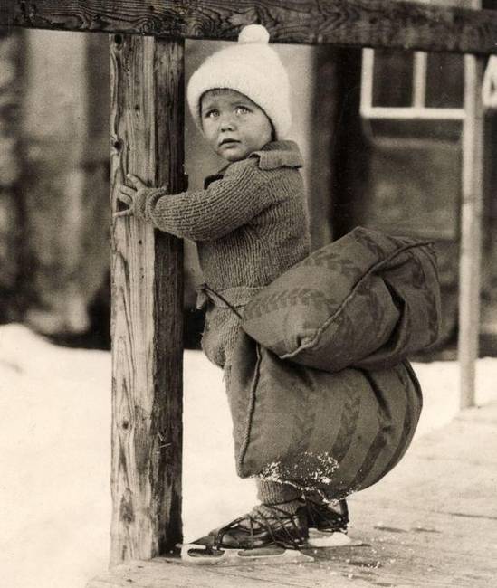 Fenekére kötözött párnával korcsolyázó holland fiú, hogy ne fájjon neki annyira, ha elesik. (1933)