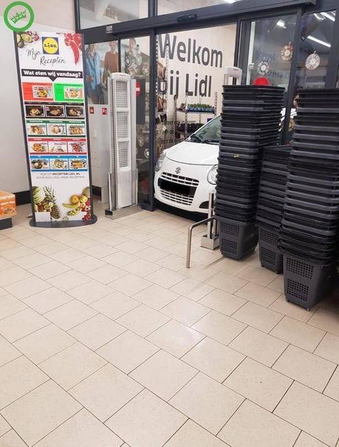 Minél közelebb szeretett volna parkolni a Lidl bejáratához.