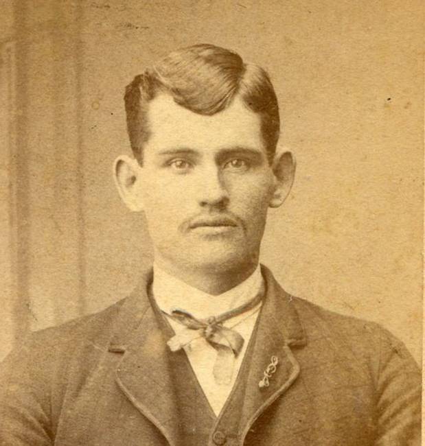 „Ez a fotó 1889-ben készült a dédnagyapámról, aki ekkor 21 éves volt.''