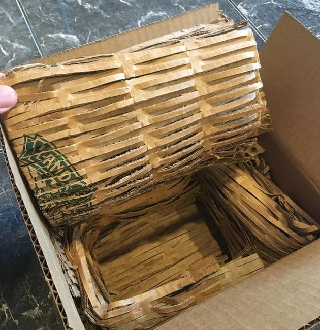 Műanyag buborékfólia helyett kartonpapír csomagolásban érkezett.