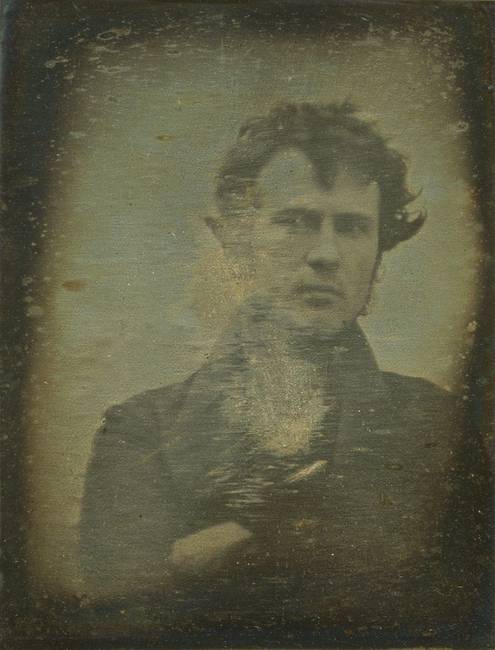 A szelfik nem a 2000-es években jelentek meg: az első szelfit Robert Cornelius készítette, 1893-ban.