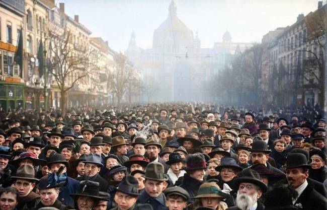 Antwerpen utcáján készült (digitálisan színesített) fotó, Németország megadásának napján, 1918-ban.