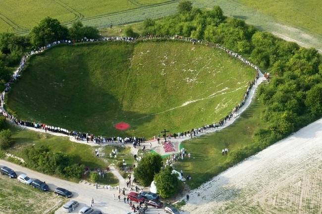 A csaknem 21 méter mély Lochnagar kráter akkor született, amikor az első világháborús somme-i csata során a britek felrobbantottak egy robbanószerekkel teli német bányát.