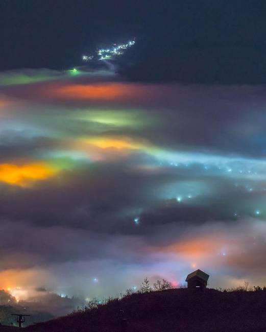 A sűrű ködön átszűrődő városi fények - Nagano, Japán.