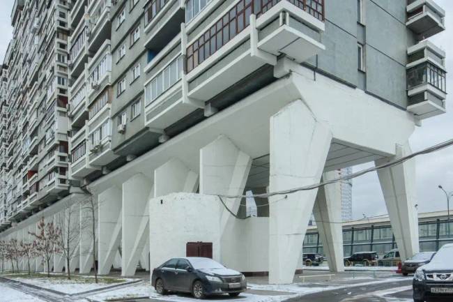 Miért építették „lábakra” a házakat a Szovjetunióban?