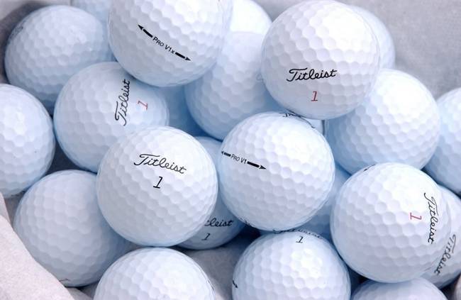 Miért vannak mélyedések a golflabdákon?
