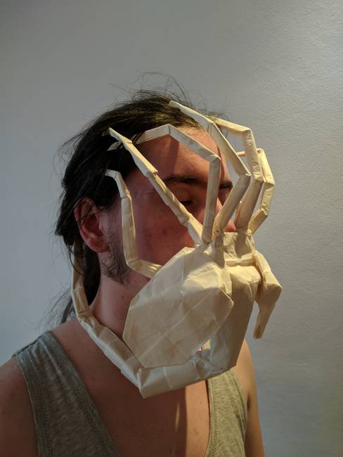 „18 órát töltöttem vele, hogy origami-alient készítsek."