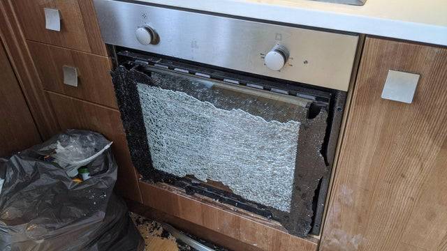 „Holnap jár le a bérleti ideje annak a lakásnak, amit 2 éve bérlek. Ma, takarítás közben véletlenül elejtettem egy bögrét, és betörtem vele a sütő ajtaját. Viszlát kaució!"