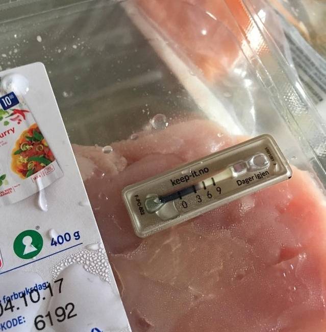 Ezen a lazaccsomagoláson egy speciális indikátor van, ami mutatja, hogy mennyi ideig fogyasztható még biztonságosan a hal.