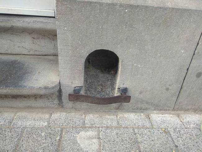 A régi európai házakban cipőkaparó van az ajtó mellett, hogy belépés előtt a vendégek megtisztíthassák a cipőjüket a szennyeződésektől.