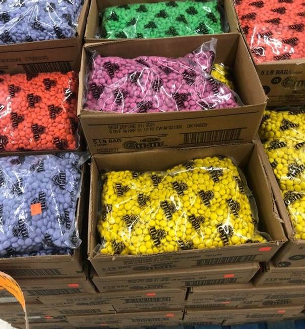 „Ez az élelmiszerbolt szín szerint rendezve árulja az M&M's cukorkákat."