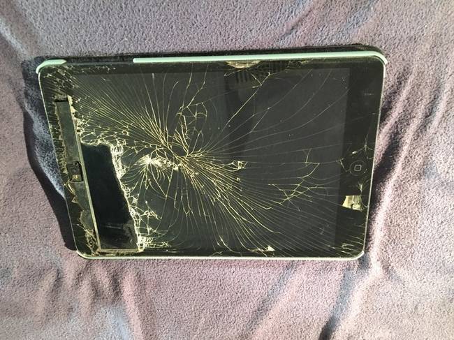 „A bátyám úgy gondolta, hogy jó ötlet, ha a szoba egyik végéből a másikba dobja az iPad-ját."