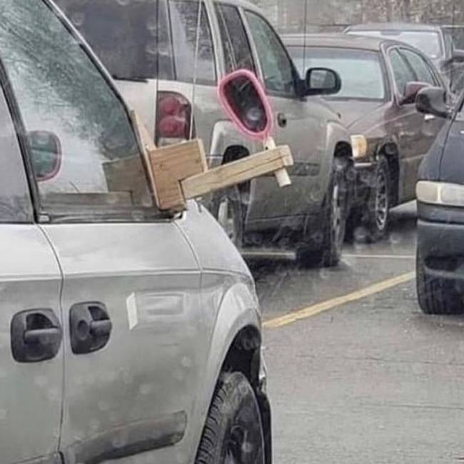 Teljes értékű jobb oldali visszapillantó.