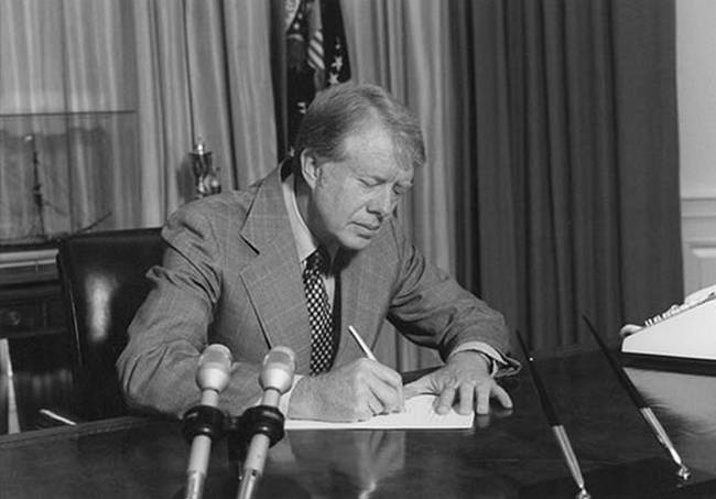 1978: Jimmy Carter a tisztítóhoz küldi a kabátját úgy, hogy annak zsebében ott lapult az amerikai nukleáris fegyvereket indító biztonsági kód.