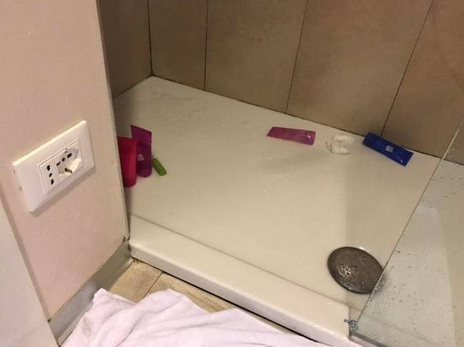 „Konnektor a zuhany mellett az olaszországi szállodámban."