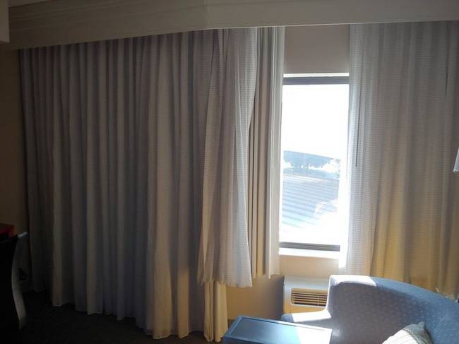 „Ennyi rengeteg függöny van a hotelszobámban, az ablak közben meg csak ekkora."