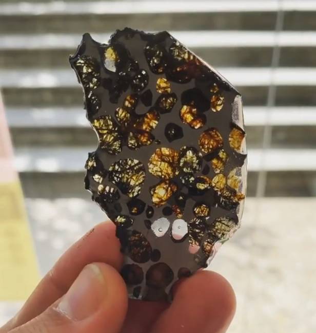 A Seymchan meteorit pont úgy néz ki, mint egy drágakő.