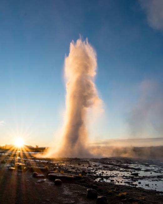 „Ma fél 3-kor keltem, hogy megörökítsem az izlandi Strokkur-gejzírt az első napsugarakban."