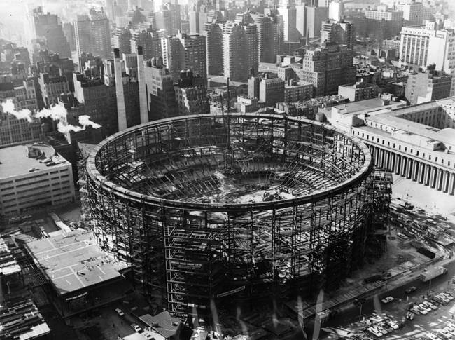 A New York-i Madison Square Garden sportcsarnok építése, 1966-ban.