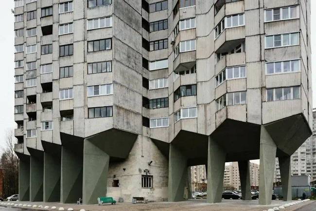 Miért építették „lábakra” a házakat a Szovjetunióban?