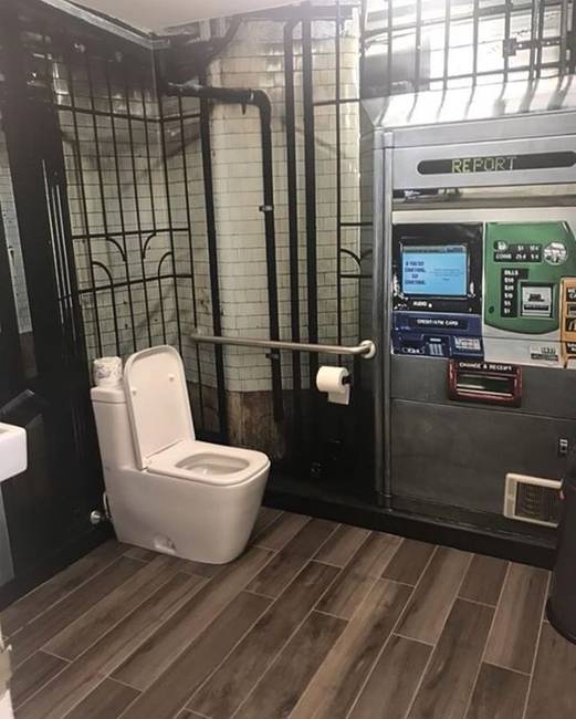 Metróállomás-ihlette fürdőszoba tapéta, hisz nyilván ez az a hely, ahol könnyedén képes könnyíteni magán az ember... :D