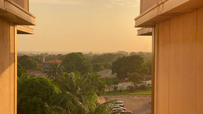 „Repülés a Bissau-guineai Köztársaságba. Ez a fotó a szállodai szobámból készült. "Milyen gyönyörű" - mondod te, én pedig azt válaszolom: "Nem érdekel", mert hiába gyönyörű, nem hagyhatjuk el a szállodát a következő gép indulásáig.