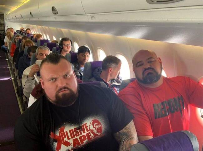 Így néz ki, amikor a világ két legerősebb embere, Brian Shaw és Eddie Hall egymás mellett ülnek a repülőn.
