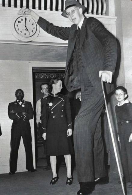 Robert Wadlow, a történelem legmagasabb embere. (1939) Magasságát utoljára 1940. június 27-én mérték, ekkor 2,72 méter magas volt.