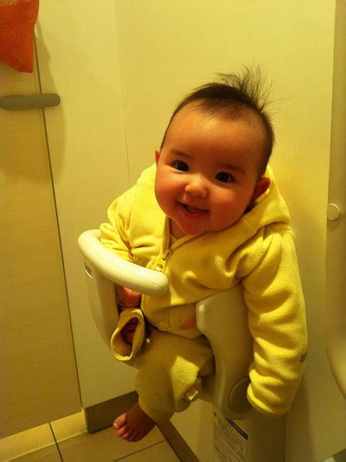 A legtöbb nyilvános WC-ben van falra szerelt babatartó.