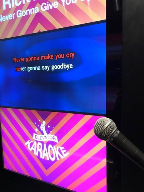 Karaoke funkcióval ellátott lift egy szállodában.