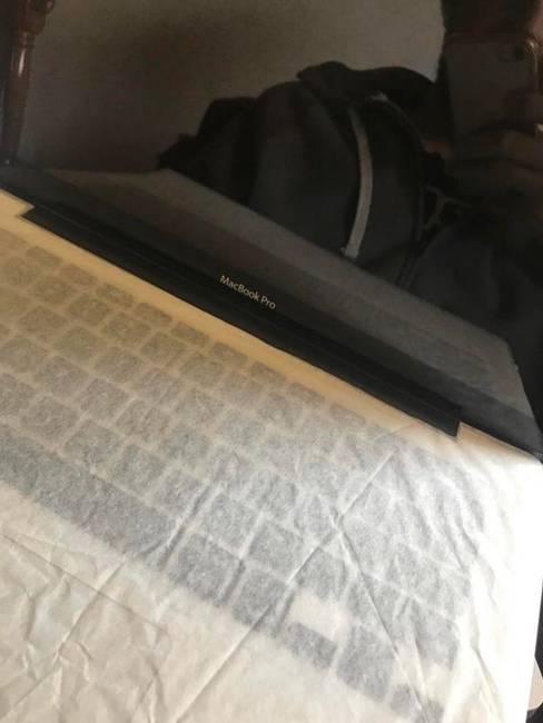 „Találtam egy 2011-es MacBook Pro laptopot az egyik rokonomnak a házában. A laptop soha nem volt még használva."