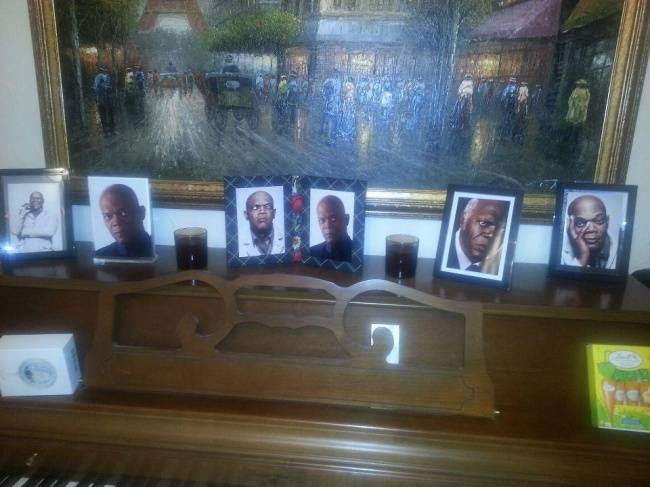 „Elutaztam a hétvégére, ezért megkértem a szomszédokat, hogy tartsák szemmel a házat. Mikor hazaértem, indokolatlanul nagy mennyiségű Samuel L. Jackson fotót találtam a házamban."