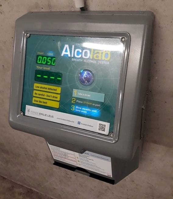 Ebben az ausztrál parkolóházban van egy automata, amivel leellenőrizhetik a sofőrök, hogy mennyi alkohol van bennük, és biztonságos-e a vezetéshez.