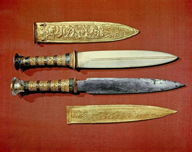Tutanhamon vastőrje nagyon közel áll a meteoritok összetételéhez. Eredtileg Howard Carter régész fedezte fel 1925-ben, a Valle del Rey sírban.