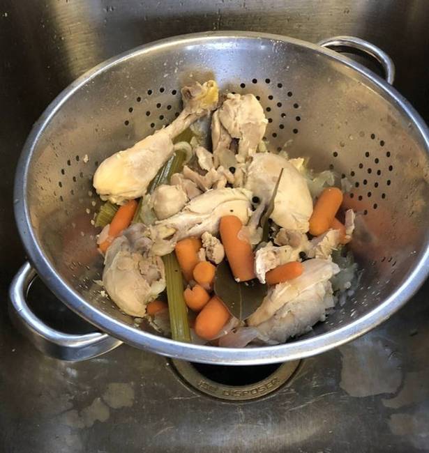 „Meg akartam lepni a feleségemet egy vacsorával. A recept azt írta, szűrjem le a levest, aztán eltűnt az egész!"