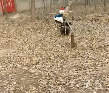 Amikor anyuka elmegy kicsit kikapcsolódni, és apukára bízza a picit.