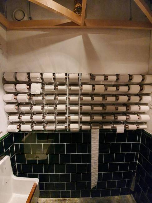 WC-papírt választék egy étterem vécéjében.