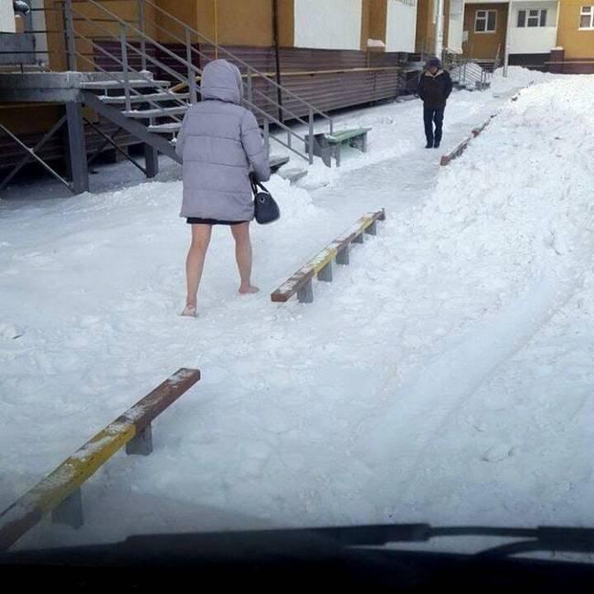 Harisnya, szoknya - közben a hó meg bokáig ér. Merész.