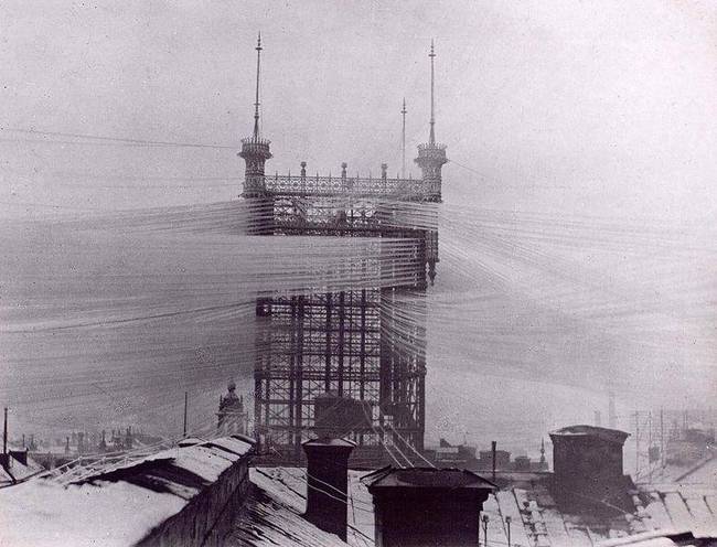 Telefontorony Stockholmban 1890-ben. Körülbelül 5500 telefonvezeték.