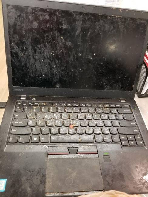 „A barátom nővére behozott egy laptopot, amit beteg gyerekeknek szeretne adományozni."
