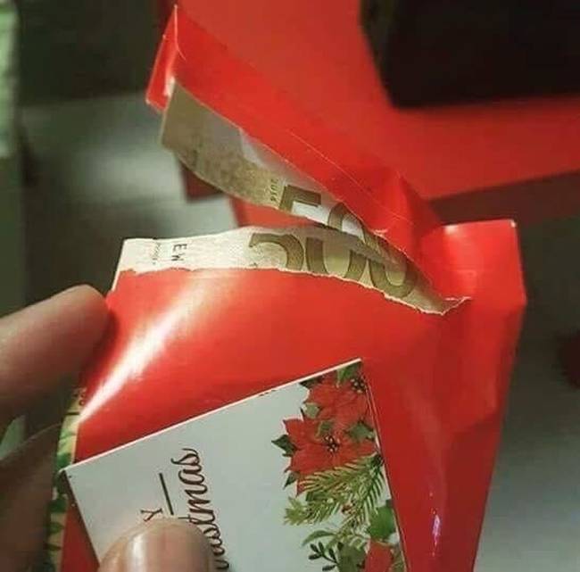 Egy baráti emlékeztető, hogy a karácsonyi ajándékok kibontásánál mindig legyünk óvatosak.