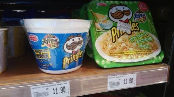 Pringles ízű gyorsleves? Miért ne! Ahogy egyébként a kék színű Pepsi sem szokatlan.