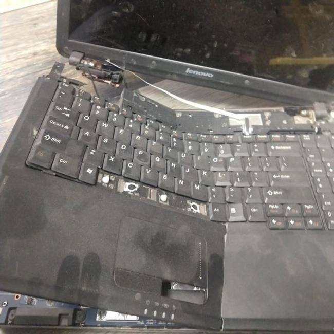 „A teherautó tetején hagytam a laptopomat, ami persze lerepült útközben. Szerintetek javítható?"