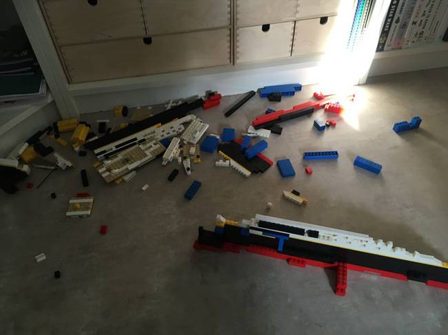 „Egy hónapig építettem a Titanic Lego modelljét, de ma véletlenül kicsúszott a kezemből."