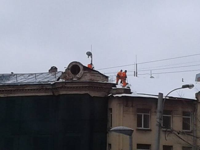 Nem a legbiztonságosabb ötlet a havon állva tetőt takarítani.