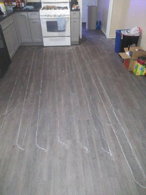 „Felújítás után a robotporszívóm bekapott egy kis követ és ezt csinálta...”