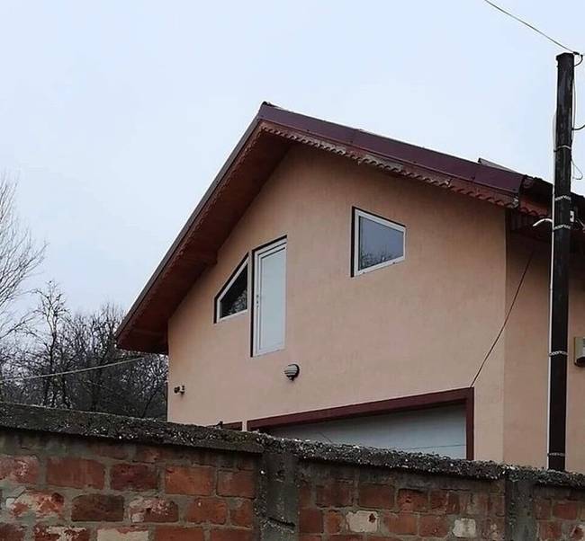 Ez az építész valószínűleg a Sims nevű játékban tanult meg házakat építeni.