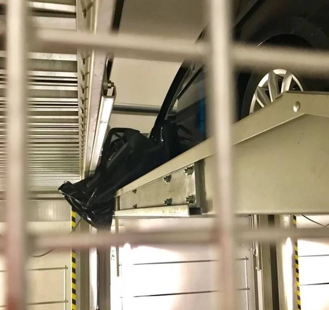 Sose felejtsd el bezárni az ajtót, mikor az autóddal egy liftes parkolóházban parkolsz.